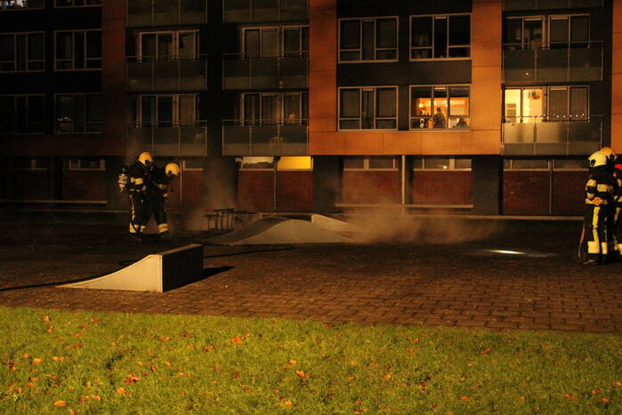 Brandweer blust flinke brand op skatepark