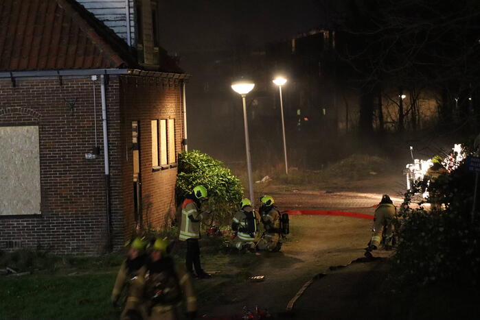 Grote uitslaande brand verwoest woning