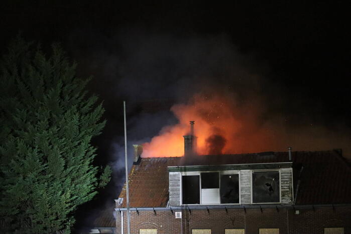 Grote uitslaande brand verwoest woning