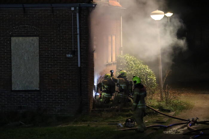 Grote uitslaande brand verwoest woning