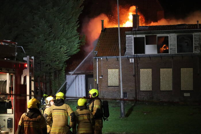 Grote uitslaande brand verwoest woning