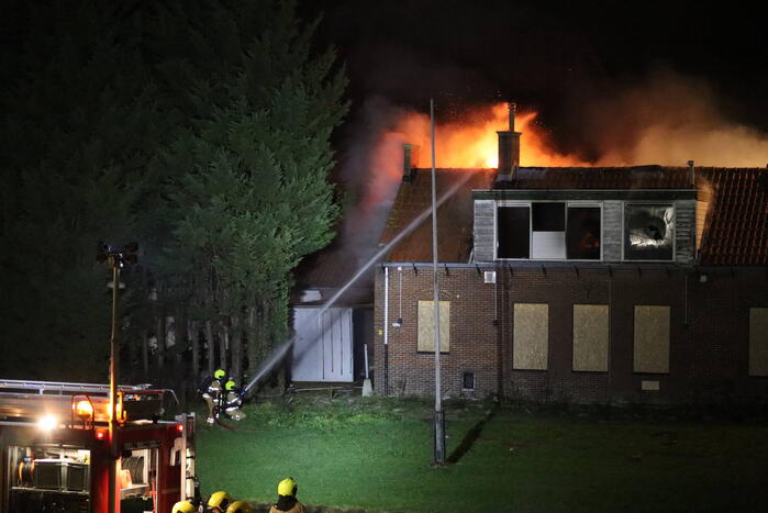 Grote uitslaande brand verwoest woning