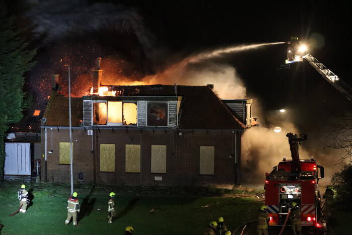 Grote uitslaande brand verwoest woning