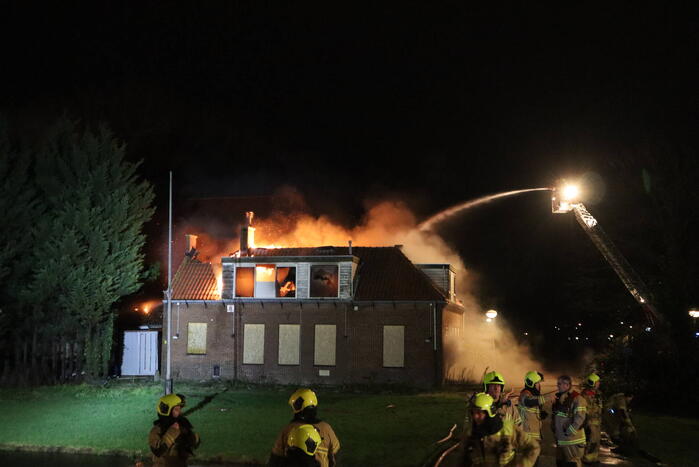 Grote uitslaande brand verwoest woning