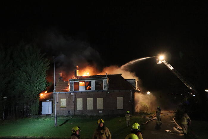 Grote uitslaande brand verwoest woning