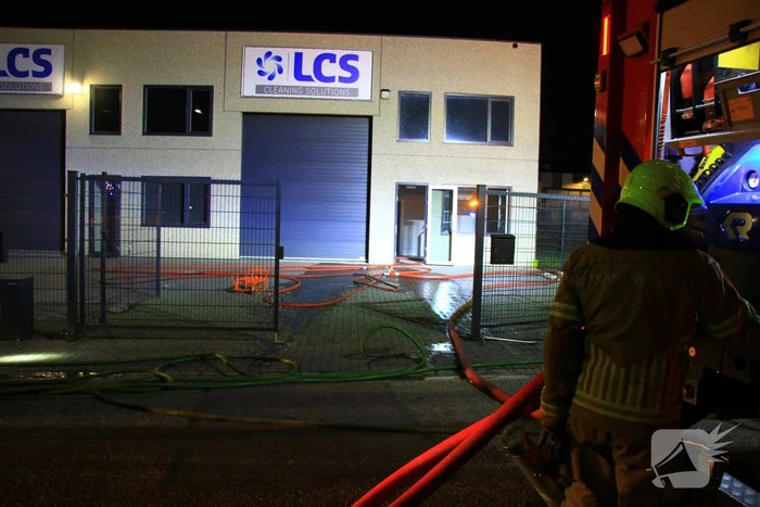 Brandweer blust brand in bedrijfspand