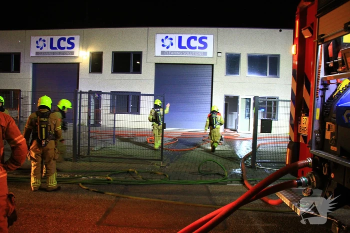 Brandweer blust brand in bedrijfspand