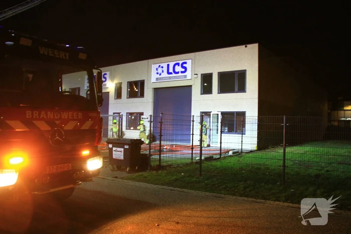 Brandweer blust brand in bedrijfspand