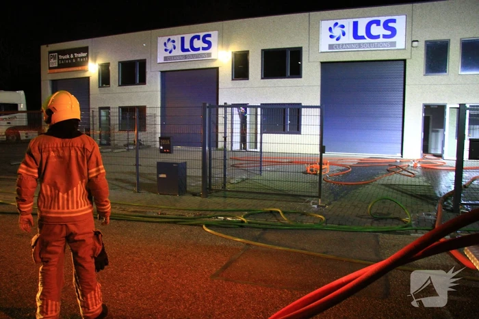 Brandweer blust brand in bedrijfspand