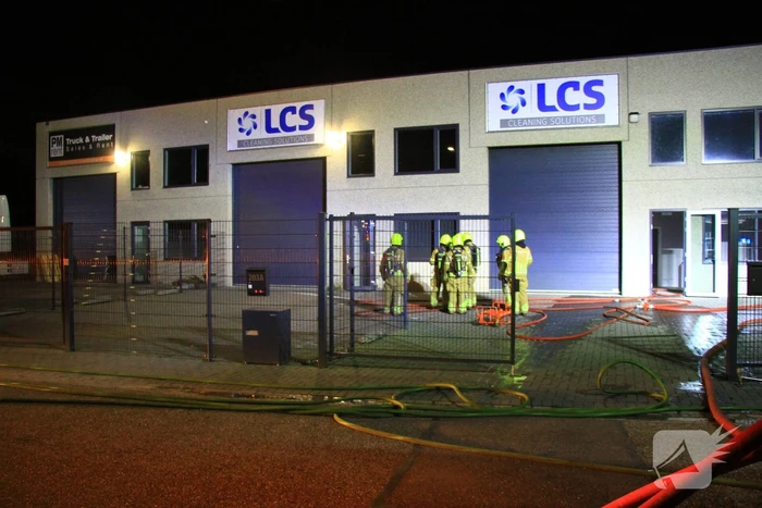Brandweer blust brand in bedrijfspand