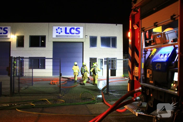 Brandweer blust brand in bedrijfspand
