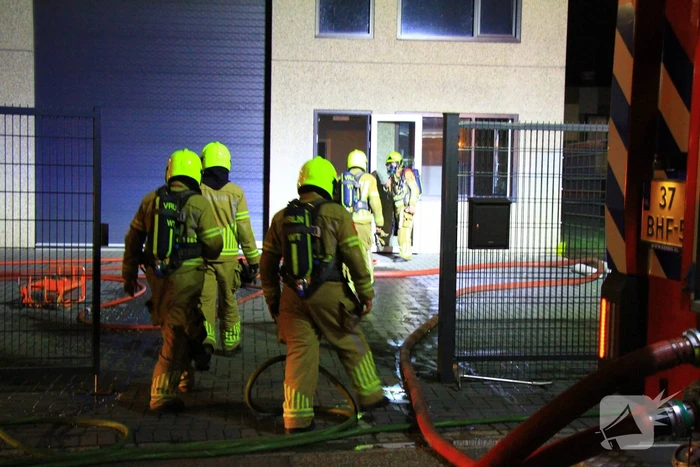 Brandweer blust brand in bedrijfspand
