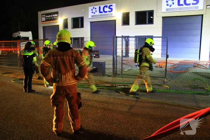 Brandweer blust brand in bedrijfspand