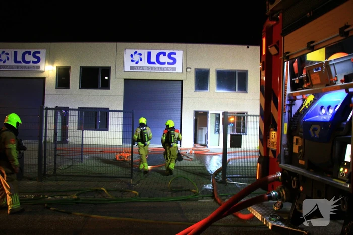 Brandweer blust brand in bedrijfspand