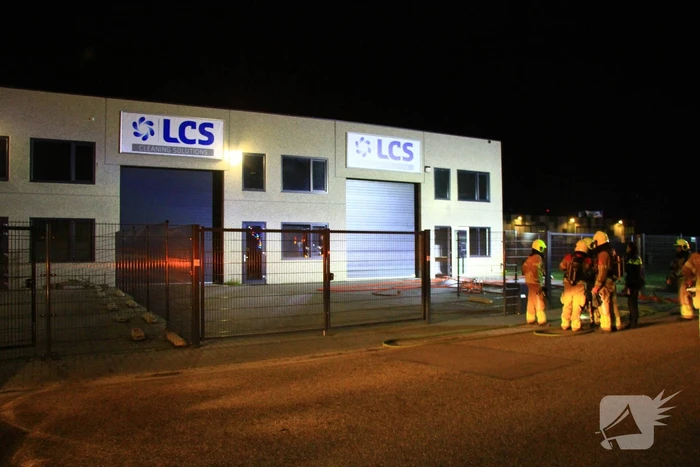 Brandweer blust brand in bedrijfspand