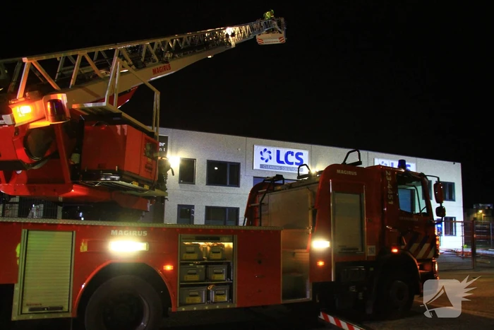 Brandweer blust brand in bedrijfspand