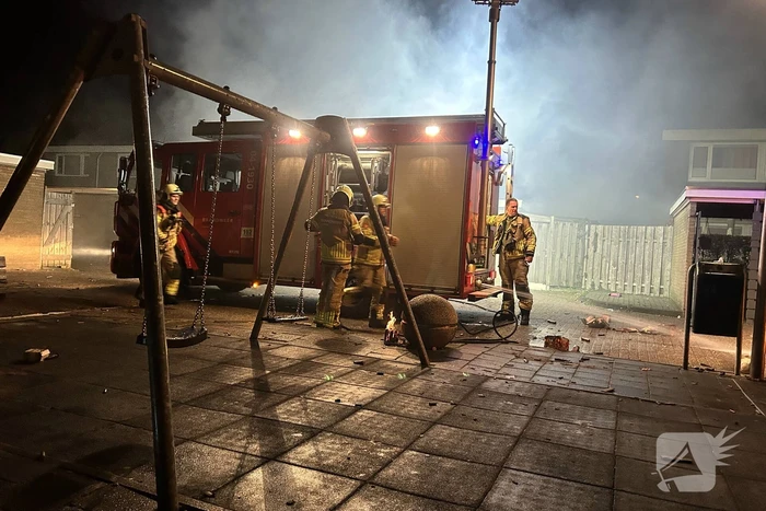 Brandweer blust brand in schuur