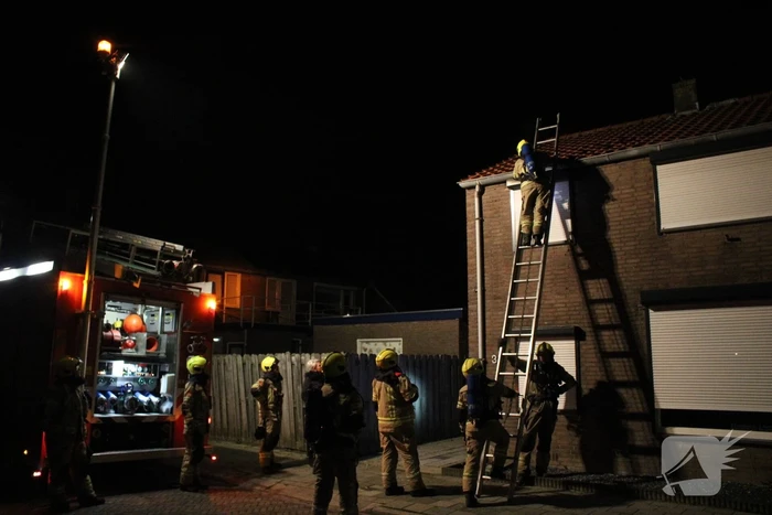 Brandweer controleert dak nadat vuurpijl eronder belandt