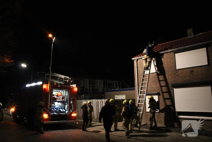 Brandweer controleert dak nadat vuurpijl eronder belandt