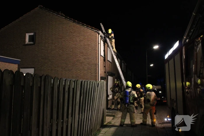 Brandweer controleert dak nadat vuurpijl eronder belandt