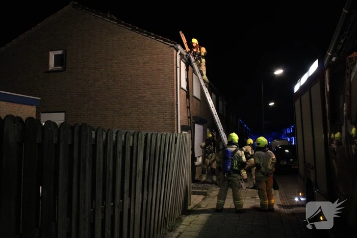 Brandweer controleert dak nadat vuurpijl eronder belandt