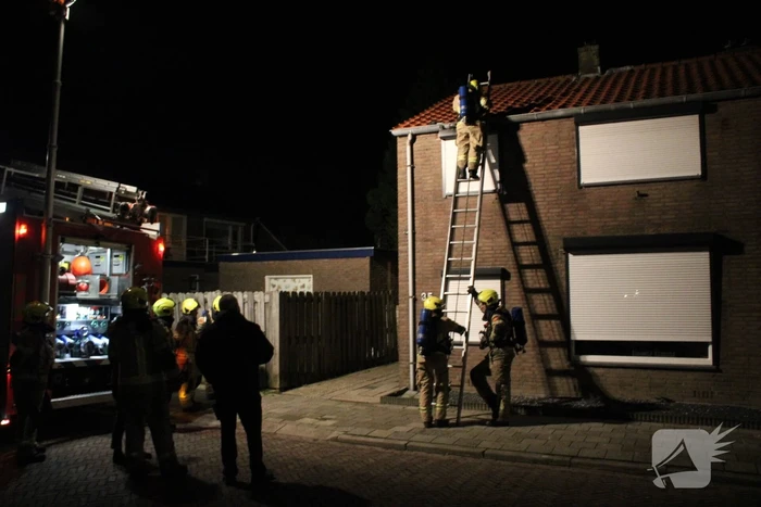 Brandweer controleert dak nadat vuurpijl eronder belandt