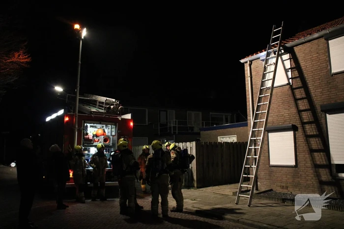Brandweer controleert dak nadat vuurpijl eronder belandt