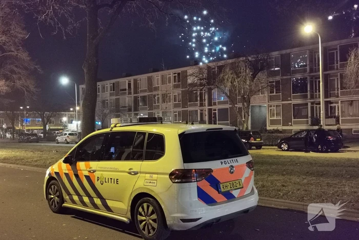 Brandweer blust berg afval op straat