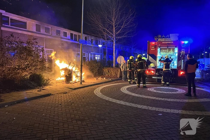 Brandweer blust brandende vuurton en scooter