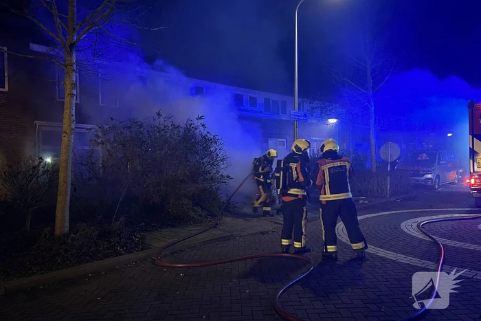 Brandweer blust brandende vuurton en scooter