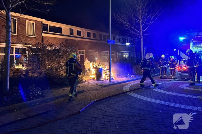 Brandweer blust brandende vuurton en scooter