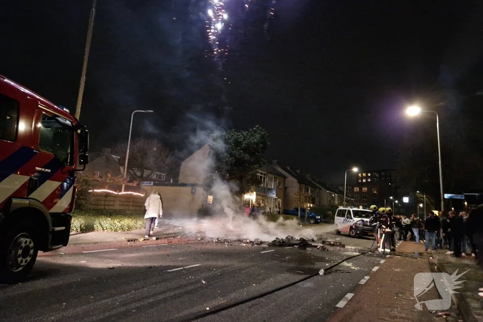 Brandweer blust brandend vuurwerkafval