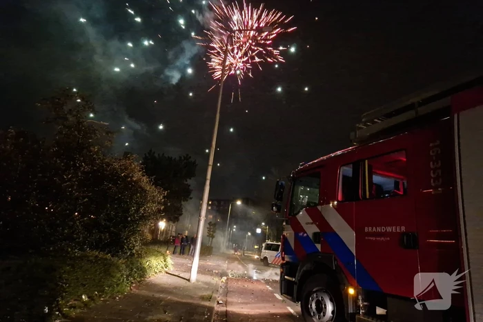 Brandweer blust brandend vuurwerkafval
