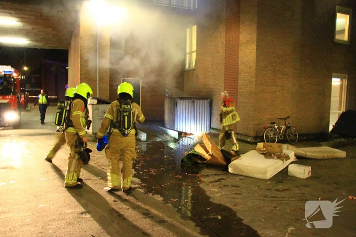 Veel rook bij brand in container