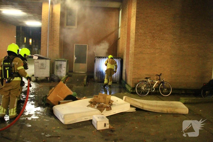 Veel rook bij brand in container