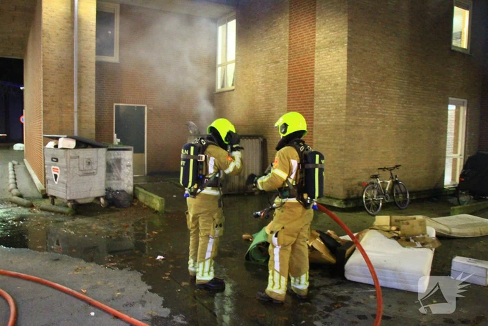 Veel rook bij brand in container