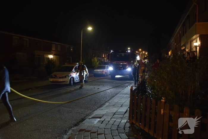 Brandweer blust diverse branden op straat