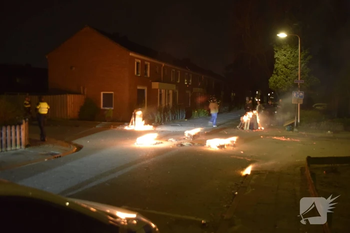 Brandweer blust diverse branden op straat