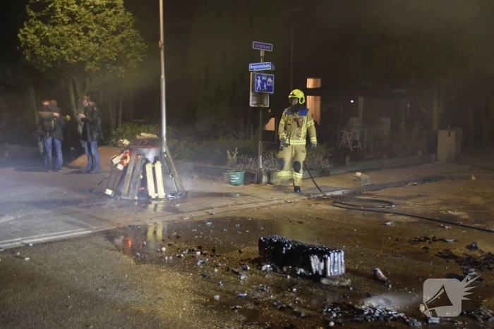 Brandweer blust diverse branden op straat