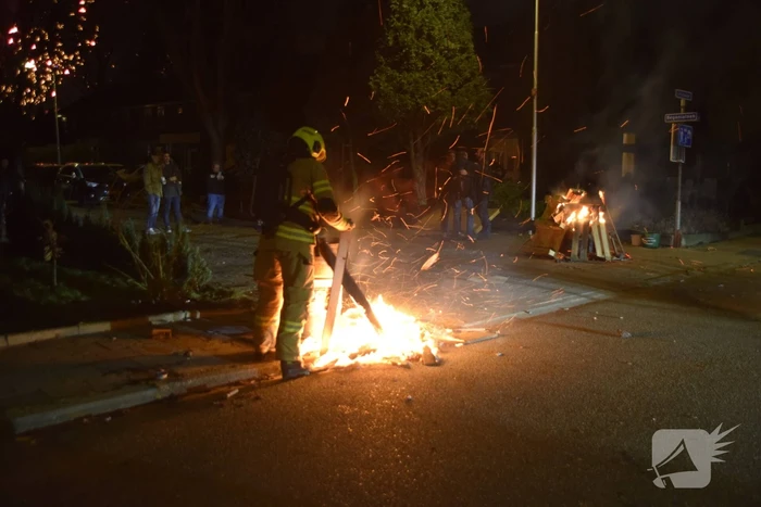 Brandweer blust diverse branden op straat
