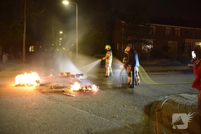 Brandweer blust diverse branden op straat