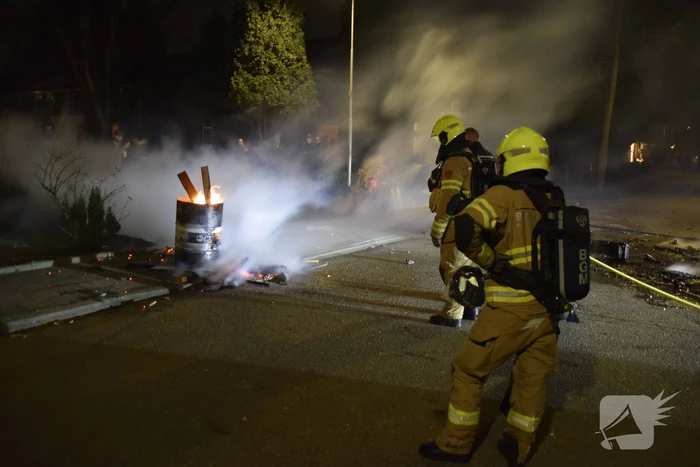 Brandweer blust diverse branden op straat