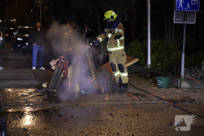 Brandweer blust diverse branden op straat