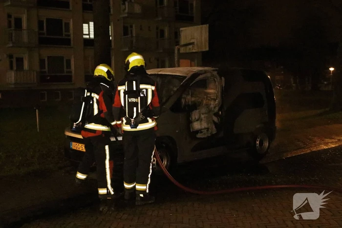 Busje volledig verwoest door brand