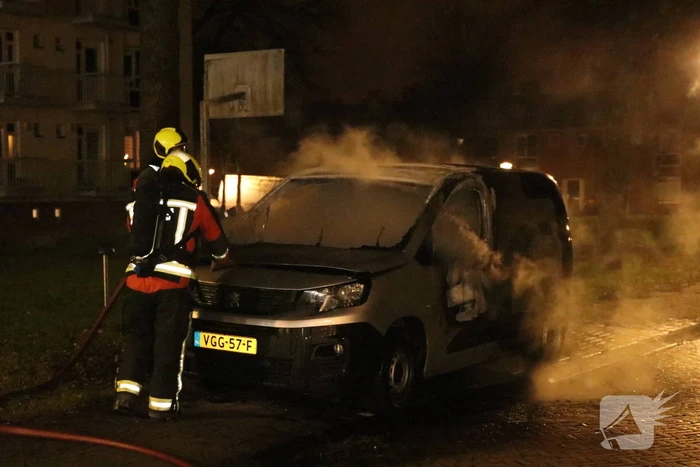 Busje volledig verwoest door brand