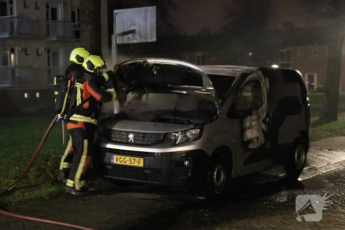 Busje volledig verwoest door brand