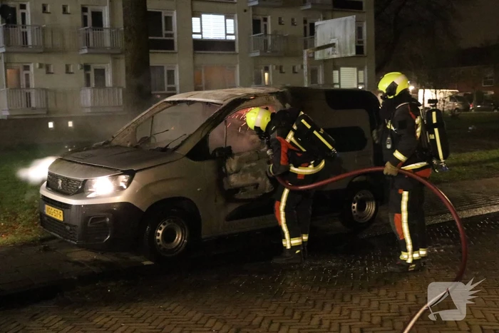 Busje volledig verwoest door brand