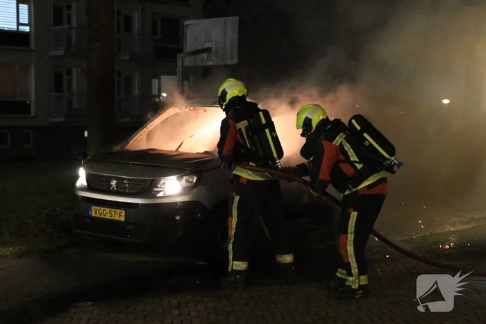 Busje volledig verwoest door brand