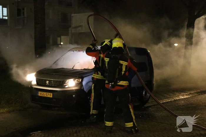 Busje volledig verwoest door brand