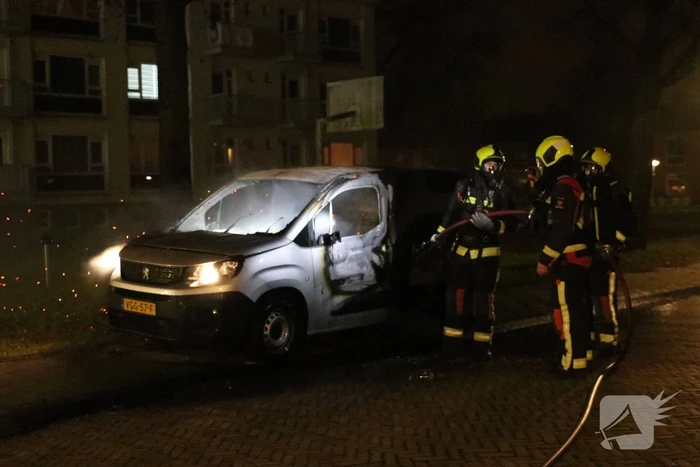 Busje volledig verwoest door brand